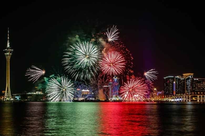  14 injured at fireworks display in Britain 
