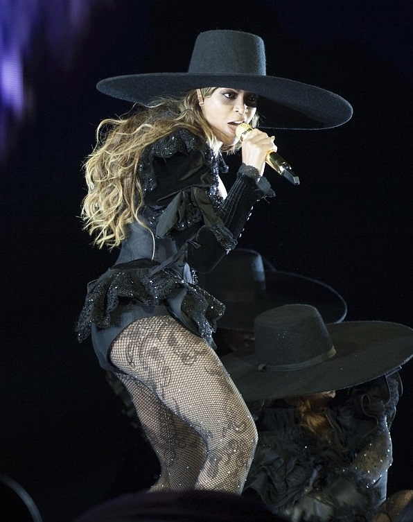  Beyonce s hat fetches $27,500 at charity auction 