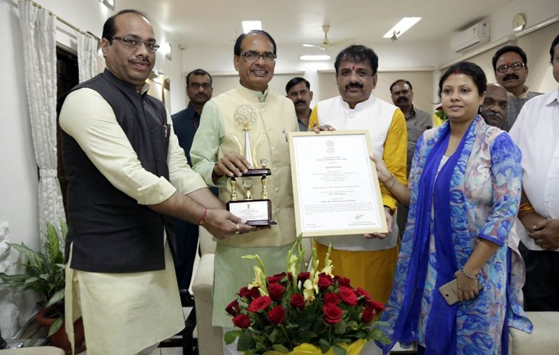 Mayor hands over award received by BMC to CM Chouhan