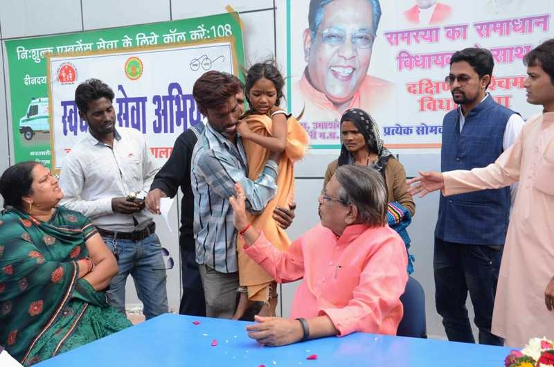 Revenue Minister Gupta Hears Patients Problems in Hospitals