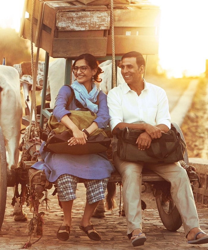 ​Desi Diva Sonam Kapoor Hails Pad Man Akshay Kumar for his indomitable work performance. 