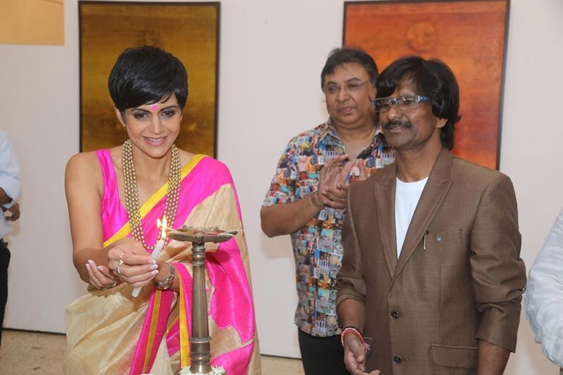 Actress Mandira Bedi inaugurated artist Ramesh Thorat's "Cosmic Visionary" Art Exhibition