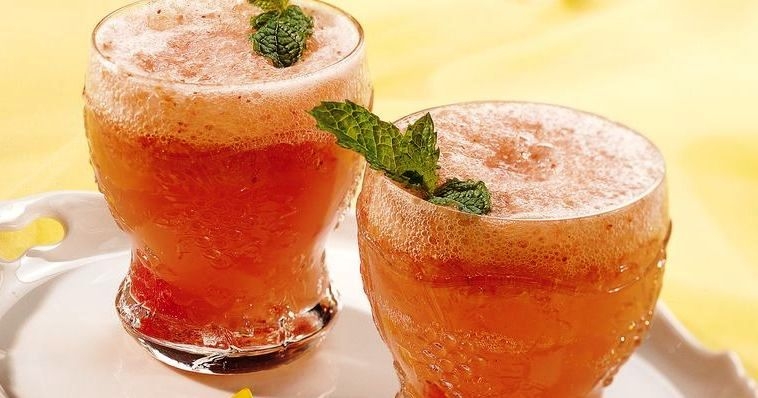 Strawberry Orange-Flavored Spritzers