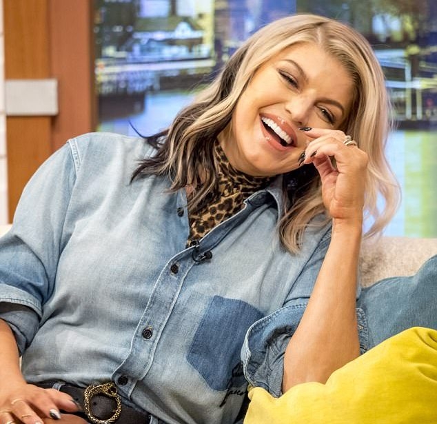  Fergie flirts with Piers Morgan 
