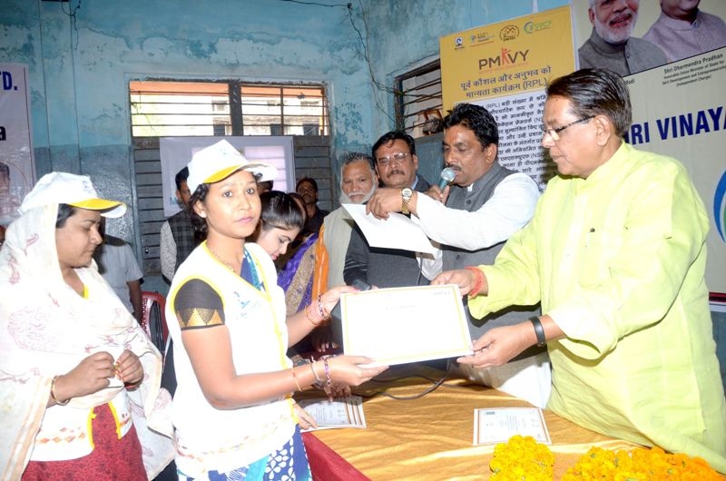 Revenue Minister Distributes Pradhan Mantri Koushal Vikas Yojana’s Certificates to Trainees