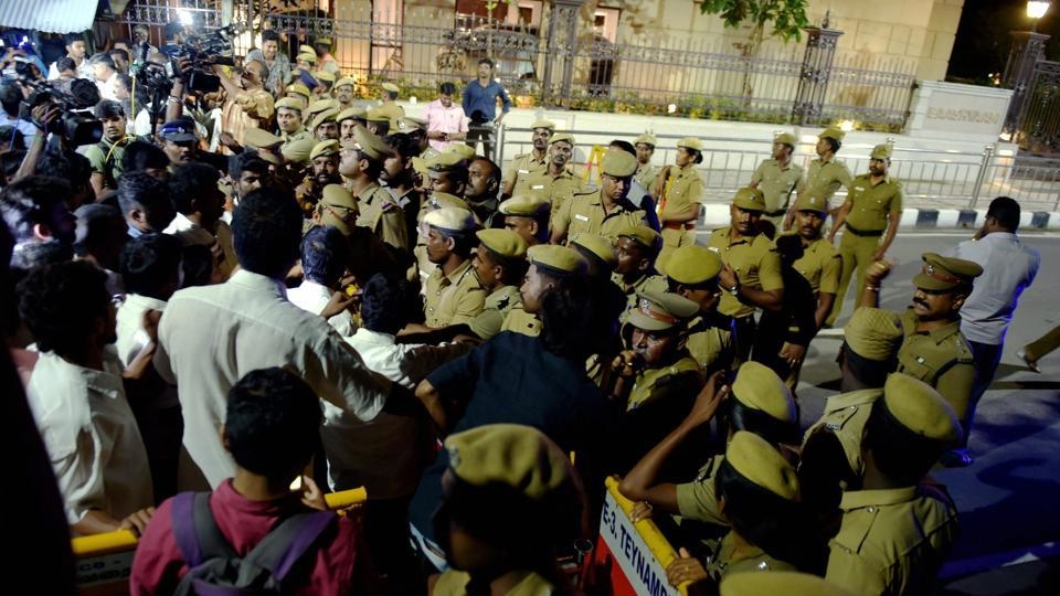  IT raids in 33 places in Tamil Nadu (Lead) 