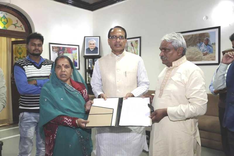 CM Chouhan Hands over House Allotment letter to Father of Valliant Youth Late Deepak Sahu