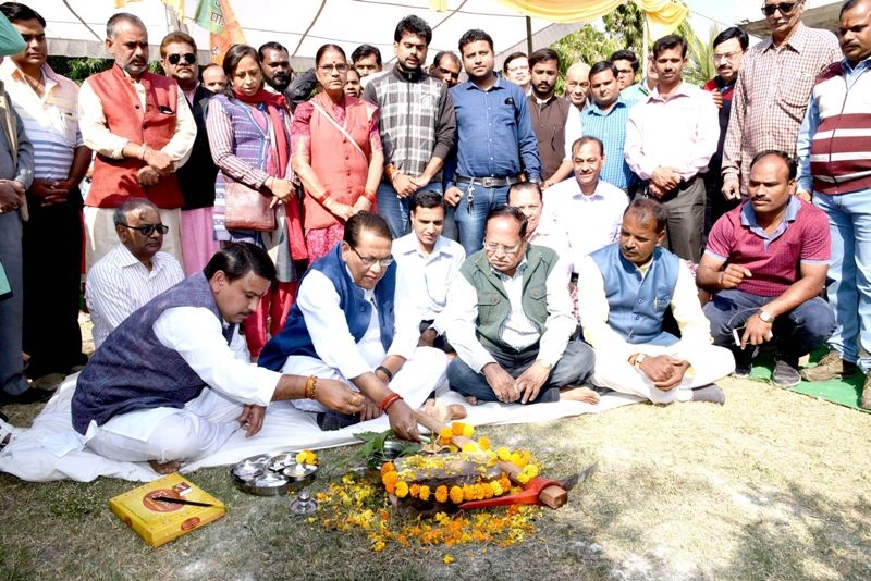 Revenue Minister Gupta performs bhoomi-pujan of paving block