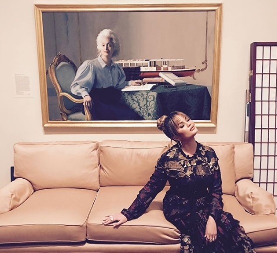 The damn smart mouth Chrissy Teigen is damn gorgeously beautiful too, check her latest pics as she flaunts her growing baby bump.  
