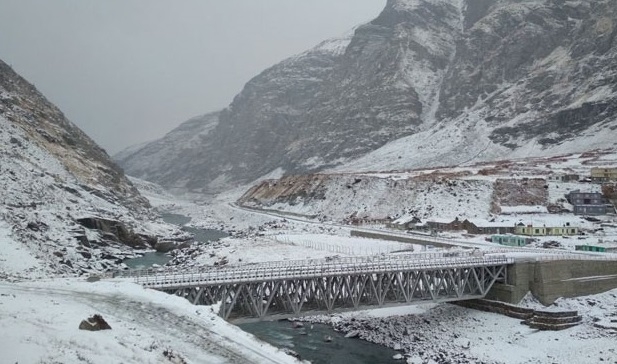  Indian, Pakistan Army trade heavy fire on LoC (Lead) 