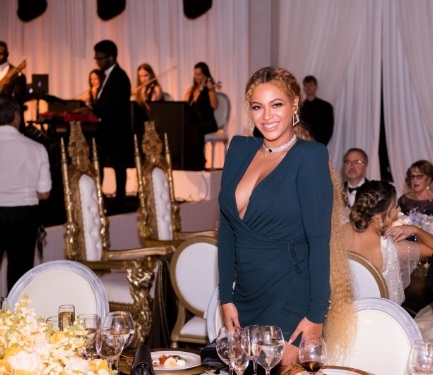 Gosh, look at that thin waist, Beyonce bounced back too fast to perfect post-baby body!
