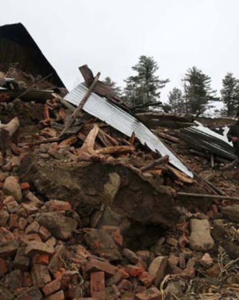  Five killed in J&K roof collapse 