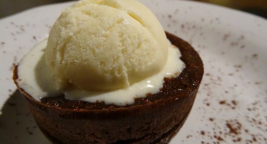 Chocolate cylinder with chocolate dust ice cream 