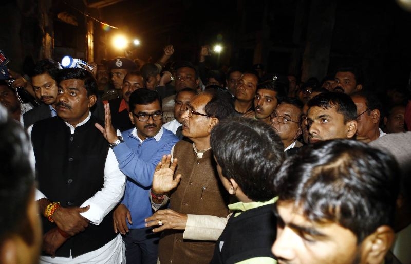 CM Chouhan inspects fire-affected shops in Bairagarh