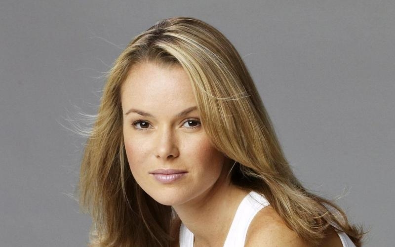 Amanda Holden needs false eyelashes 