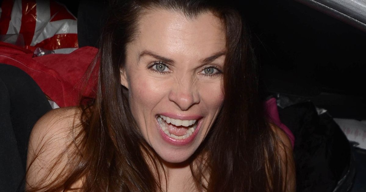   Baywatch  actress strips naked in car 