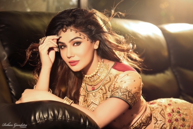 Actress Kangna Sharma features "Parde Me Rehne Do" Remix song