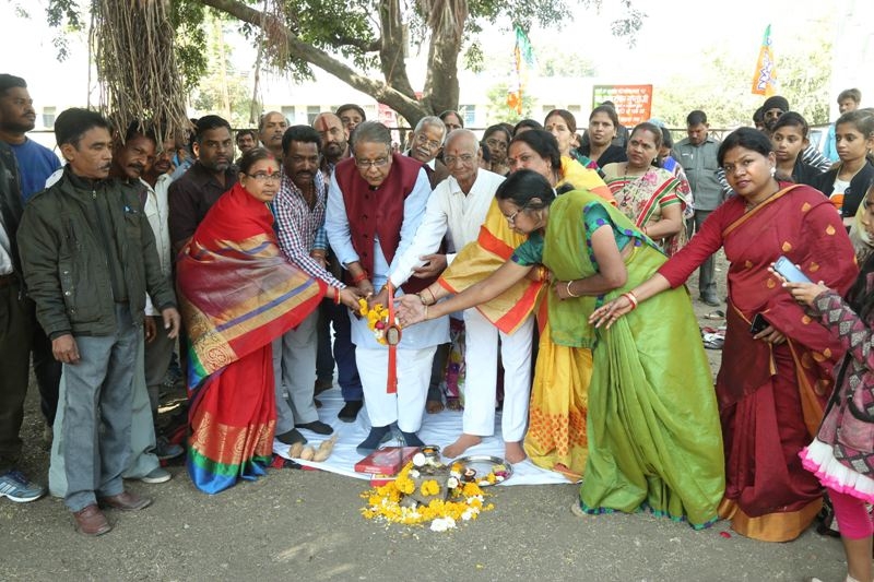 Revenue Minister performs bhoomi-pujan near IInd stop