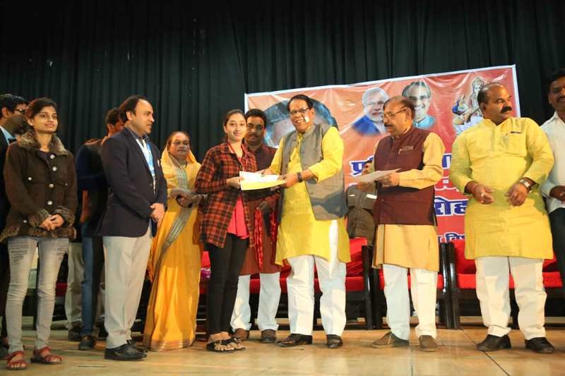 Revenue Minister presents cheques of Rs 5 thousand each to brilliant students