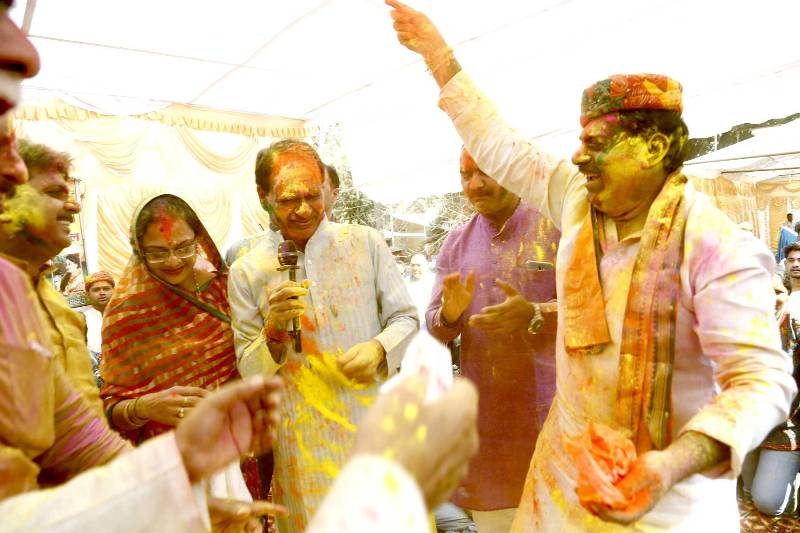CM Chouhan plays colourful Holi