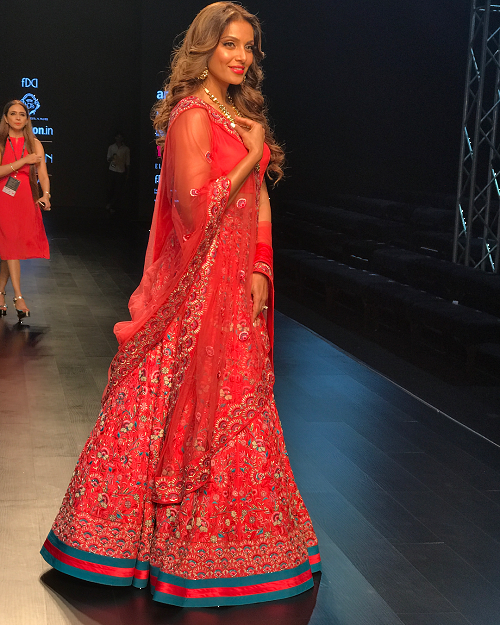 Bipasha Basu Slay The Ramp in Stunning Rasbhari, for Karishma and Deepa!