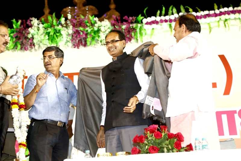Sindhi Community Felicitates Chief Minister Chouhan
