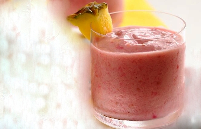 Pineapple Raspberry Smoothies with Pastries