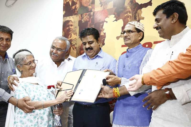 CM Chouhan gives citizenship certificate to 28 persons of Sindhi Samaj