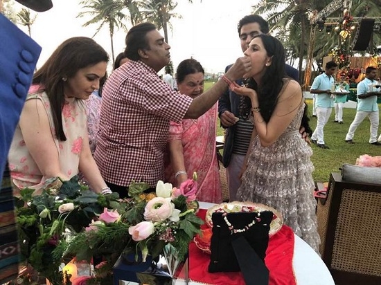 Tycoon Mukesh Ambani's son Akash Ambani and Shloka Mehta's got  Engaged!