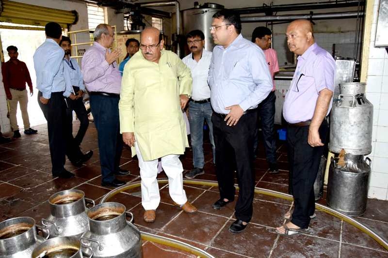 Surprise inspection of Bhopal Dugdha Sangh byAnimal Husbandry Minister Arya