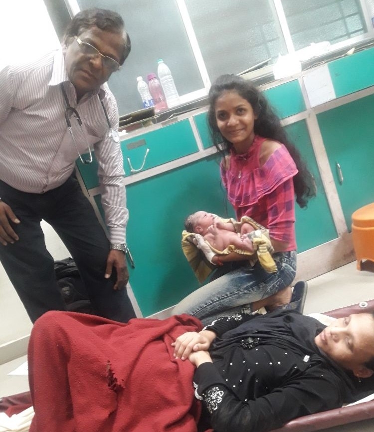 Woman delivered a baby on a platform at Thane railway station