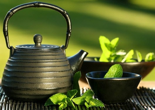 Overcome the problem of Eye bloating with the help of tea
