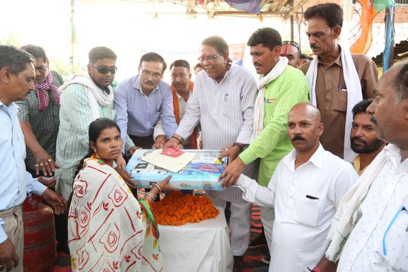 Revenue Minister Gupta distributes free gas connections