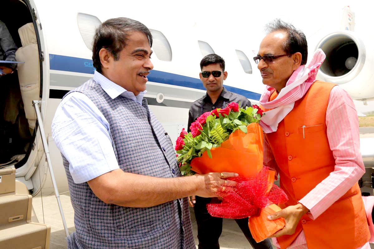 CM Chouhan welcomes Union Minister Gadkari