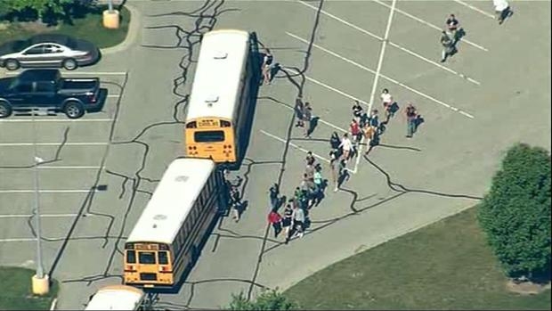  Two injured in US school shooting 