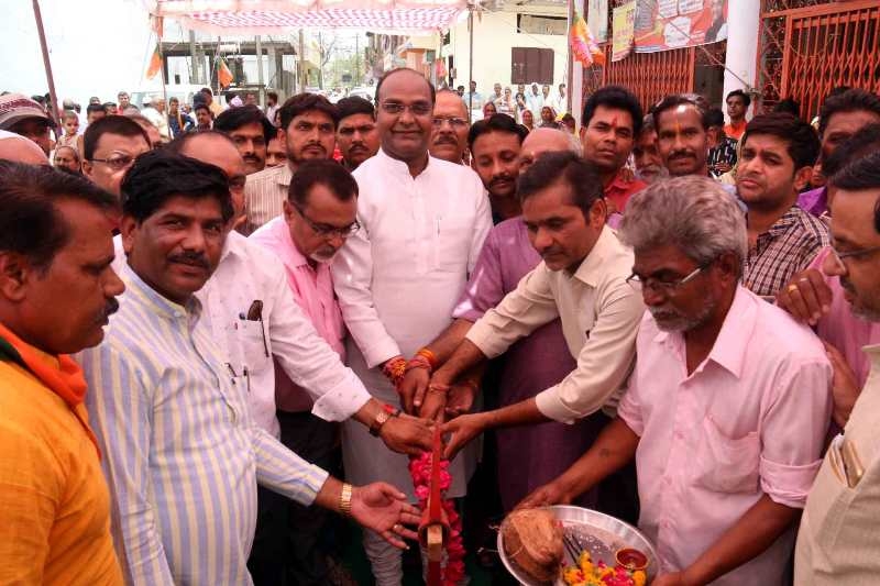 MoS Sarang holds discussions with citizens during Vikas Yatra