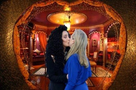 Streep & Cher Share a Kiss at Mamma Mia Premiere in London