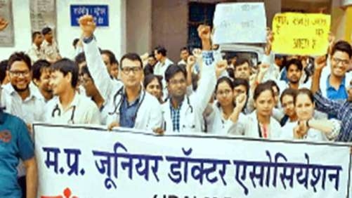 मध्य प्रदेश में जूनियर डॉक्टर्स के सामूहिक इस्तीफ़े, स्वास्थ सेवाएं प्रभावित