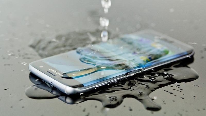 Tips to take care of your smart phone when it is exposed to rain or water