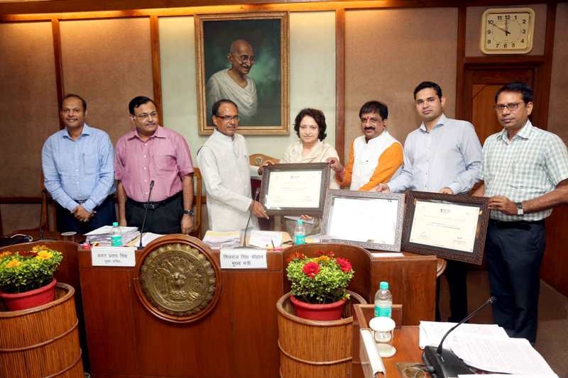 Urban Development’s National Awards handed over to CM Chouhan