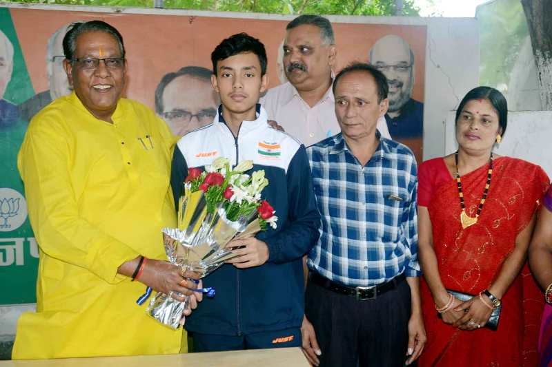 Revenue Minister Gupta felicitates fencing player
