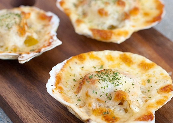 Scallops with cheese sauce