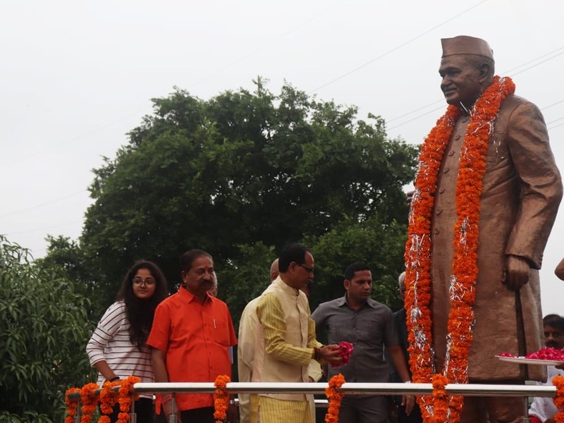 CM Chouhan pays obeisance to Former President Late Dr. Sharma