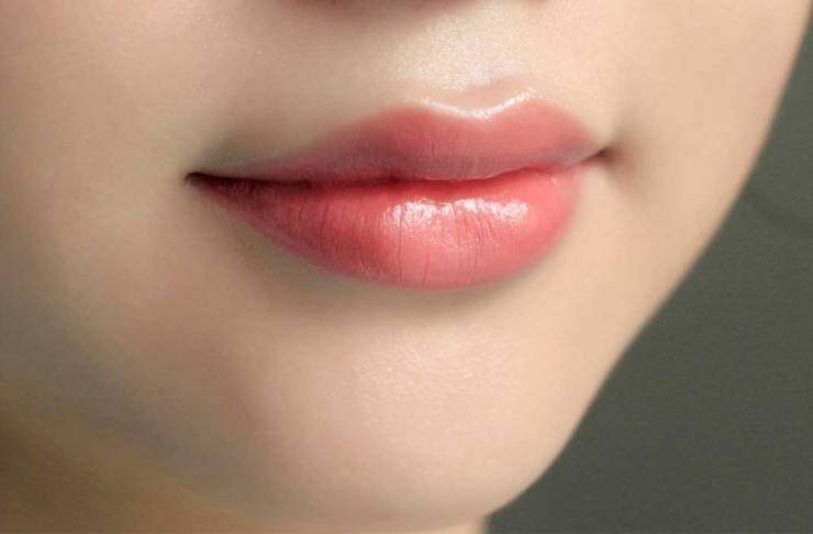 Worried over Black lips, Try these homemade items to make lips pink