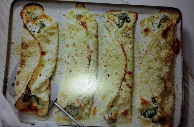 Soufflé pancakes with broccoli and cheese