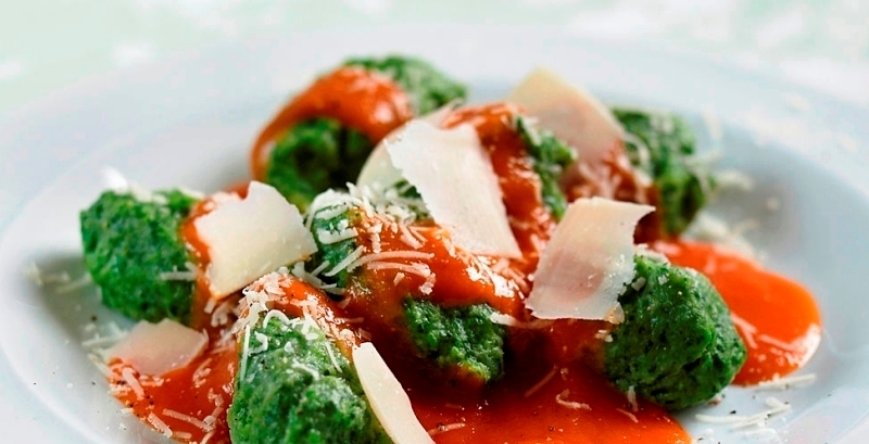 Spinach gnocchi with tomato sauce