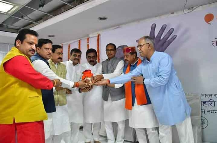 PR Minister Dr. Mishra leaves with Atalji’s Asthi Kalash Yatra from Bhopal