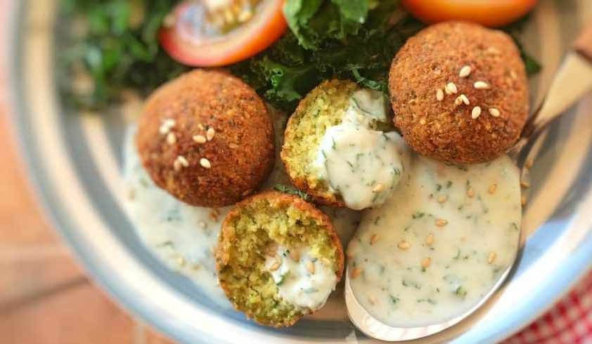 Falafel with sesame yogurt sauce