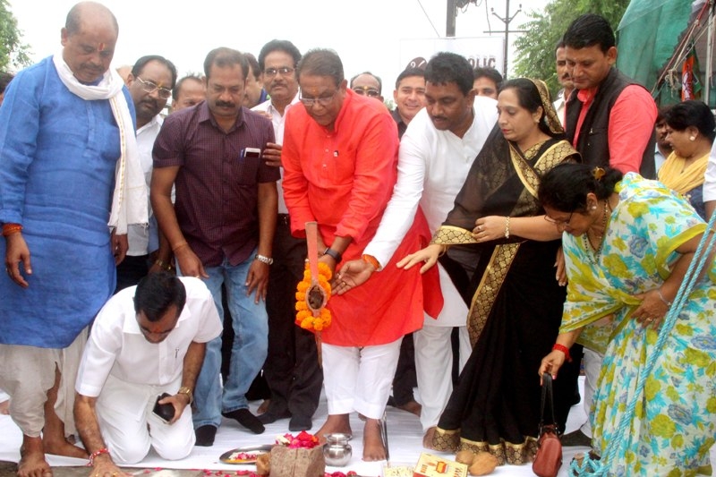 Revenue Minister performs Bhoomi Poojan in Ward-25