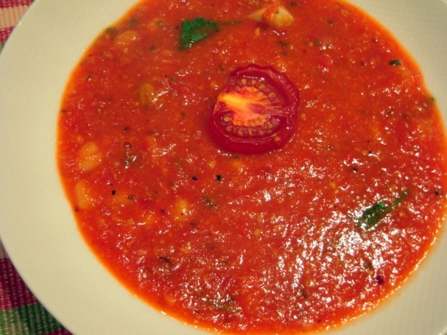 Roasted tomato and garlic soup
